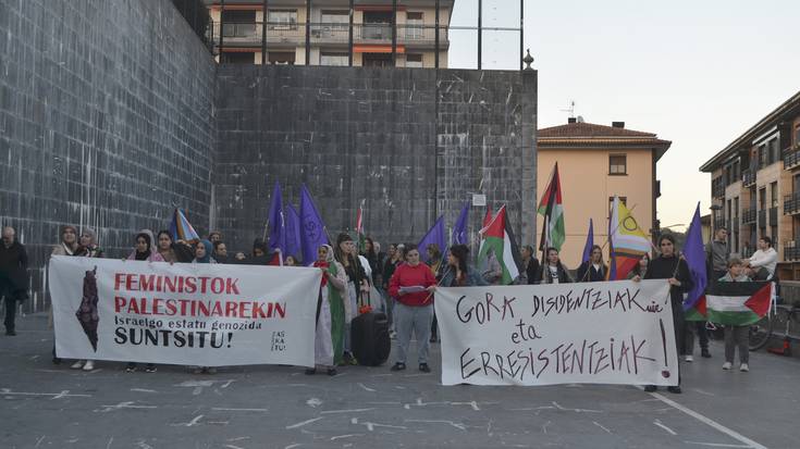 "Feministok Palestinarekin" elkarretaratzea egin dute Goikoplazan