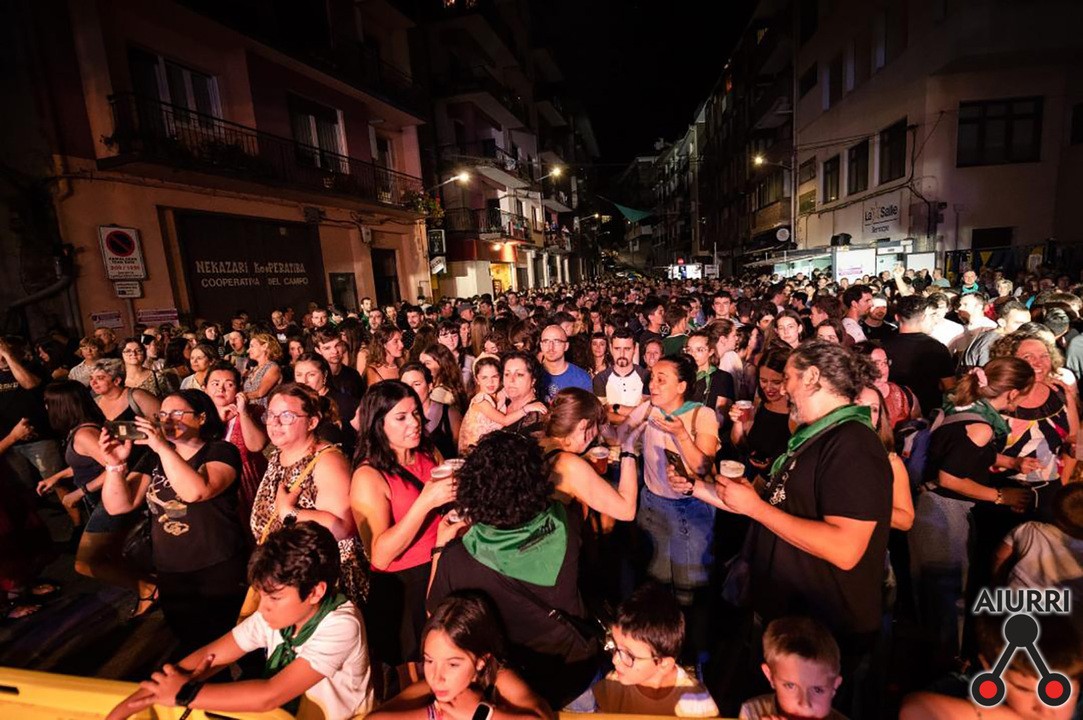 Rockalean elektrotxangak eta Gozategik makina bat musikazale erakarri dute Kaletxikira, bart gauean