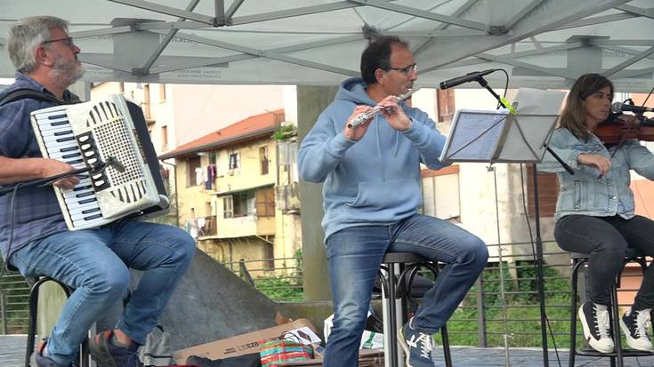 Larramendi Bazkunaren "Andoaingo euskera, bihotzetik kalera!" ekitaldian, Aire Eire: Sekulabelardiko kantaria (Ruper Ordorikak Mikel Laboari)