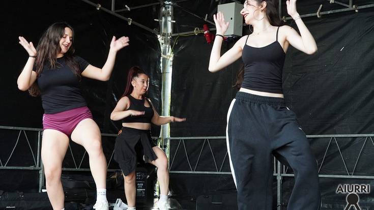 Zunbaton erakustaldi bizia egin zuten Zumba Lokurako dantzariek