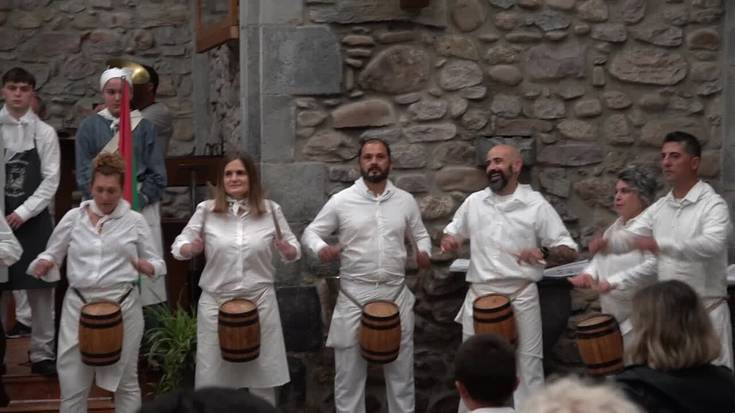 Zumeatarra danborrada Santa Krutz elizan: "Zumeatarra" ereserkia