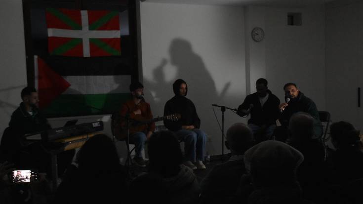 Sol band talde palestinarrak hitzaldi-emanaldia eskaini zuen Adunan