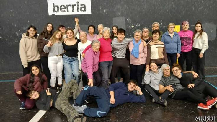 Ongizate emozionala eta mugimendua jorratzen dituen tailerra landu dute herriko adinekoek eta gazteek