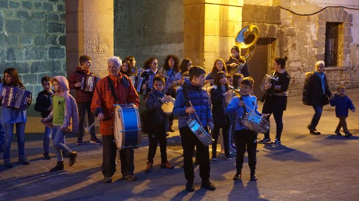 Santa Zezilia eguna ospatzeko kalejira egin dute musika eskolako kideek