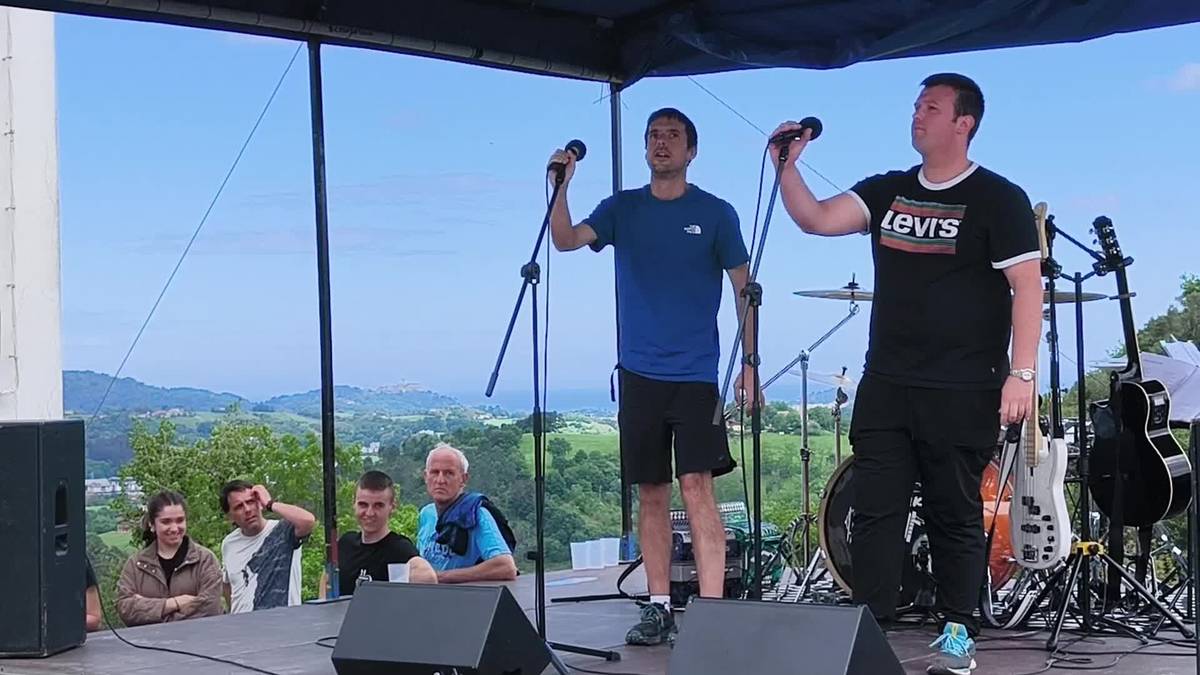 Unai Gaztelumendi eta Andoni Mujika bertsolariak Azkorten, Santa Krutz egunean
