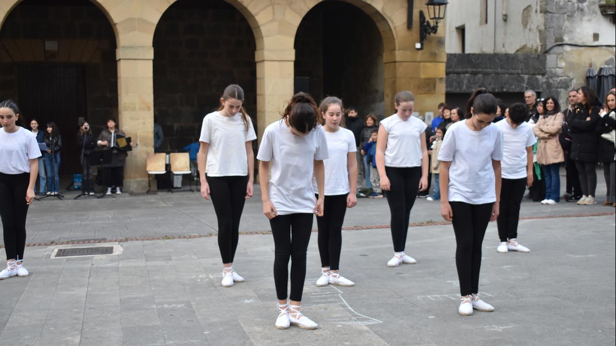 Egape Dantza Taldearen eta Musika Eskolakoen emanaldia