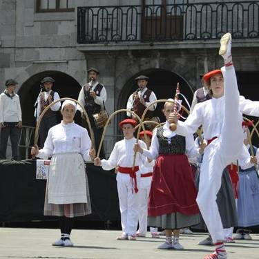 Urki Dantza Taldearen Euskal Jaialdia, igandean