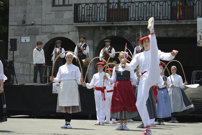 Urki Dantza Taldearen Euskal Jaialdia, igandean