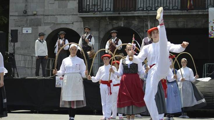 Urki Dantza Taldearen Euskal Jaialdia, igandean
