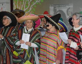 Mexikoko doinuekin kalejira polita egin zuten Musika Eskolako instrumentu-joleek eta abeslariek