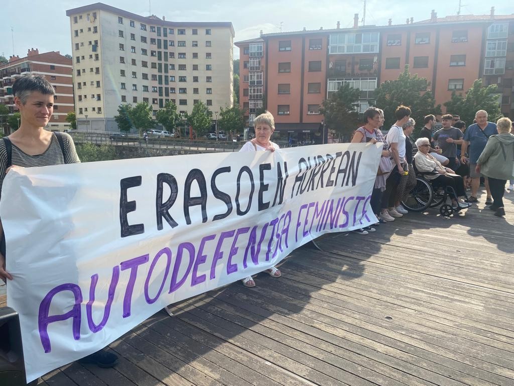 Gasteizko erailketa salatzeko elkarteratzea egin dute Zizurkil eta Villabona batzen dituen zubian