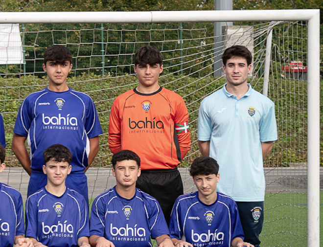 Hamalau urterekin debuta egin zuen, lehen taldean