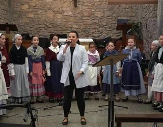 Olagaingo txistulariak, Rebeca Gestoso eta ikastolako abeslariekin: "Etxe honetan"