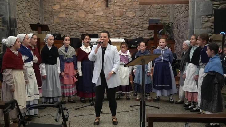 Olagaingo txistulariak, Rebeca Gestoso eta ikastolako abeslariekin: "Etxe honetan"