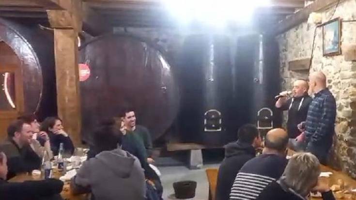 Zubeldiarekin eta Mendiluzekin bertso-afaria egin dute Mizpiradi sagardotegian bart
