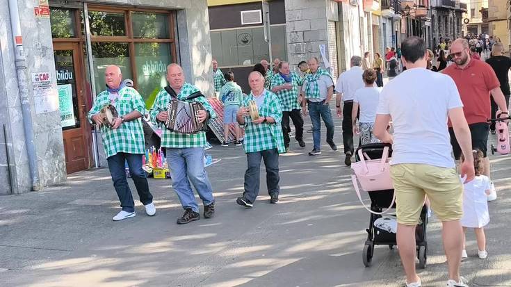 Santakrutzetan klasikoa den blusa zuri-berdeko kuadrilla