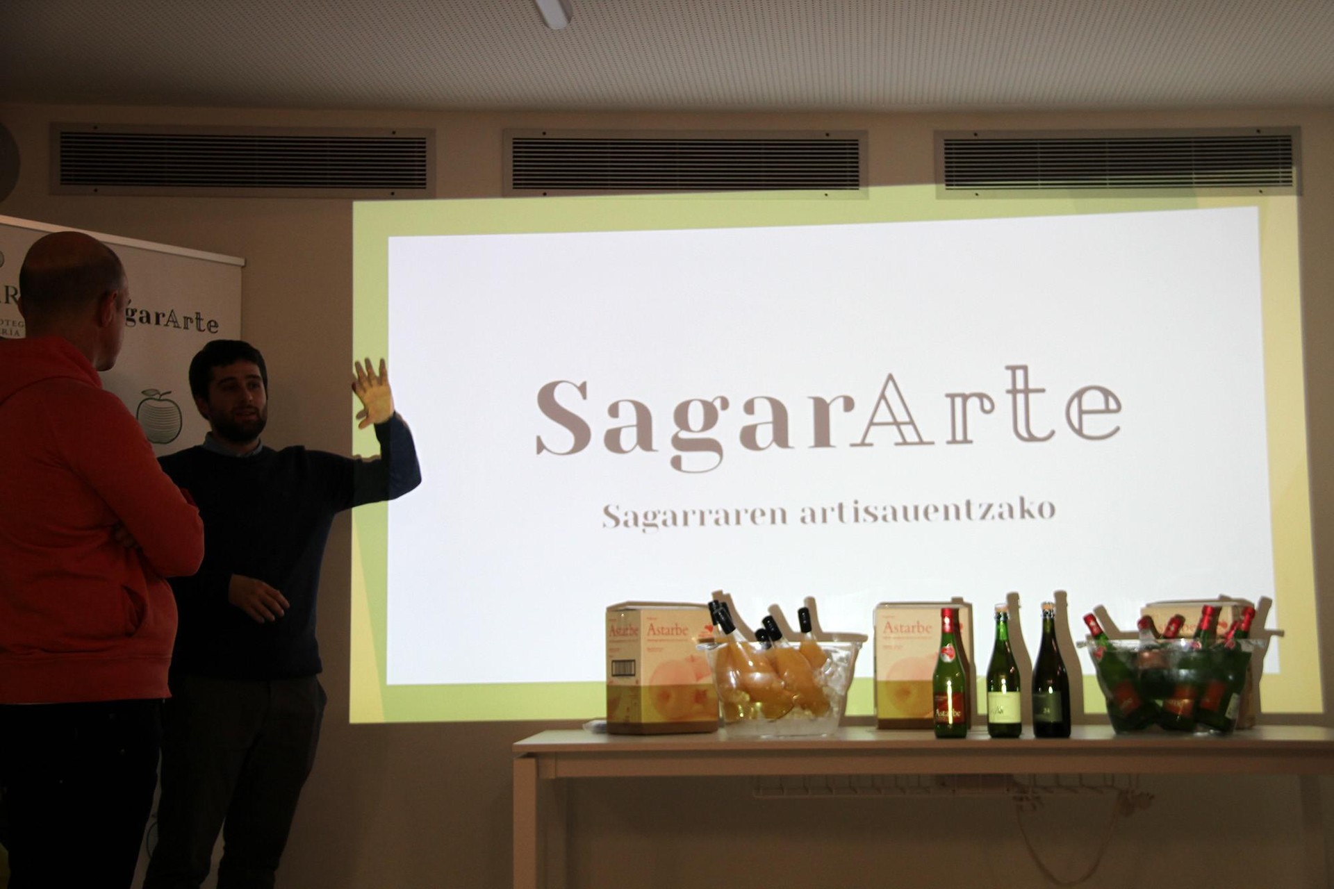 "Sagardoaren Kondaira" erakusketak herritar ugari erakarri ditu