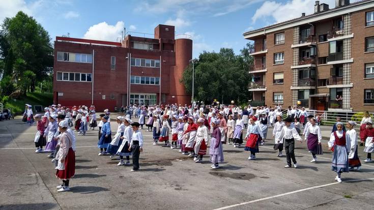 "Urnieta Dantzan", hamabostgarrenez