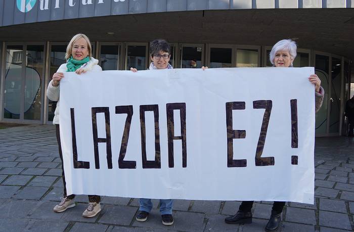 “Lazoa ez” dioten pankartak banatzen ari da Errespetatu Andoain