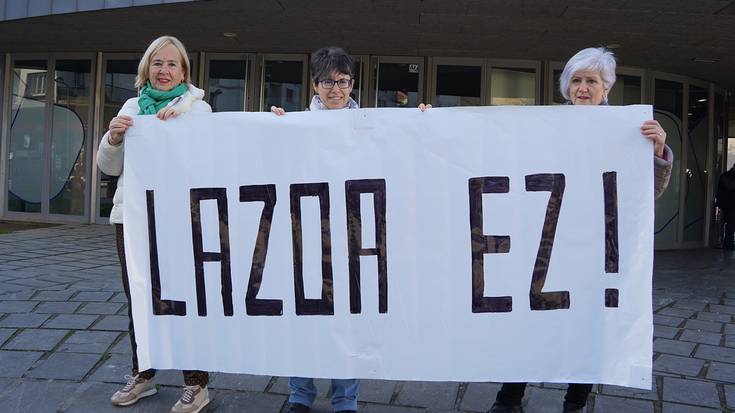 “Lazoa ez” dioten pankartak banatzen ari da Errespetatu Andoain