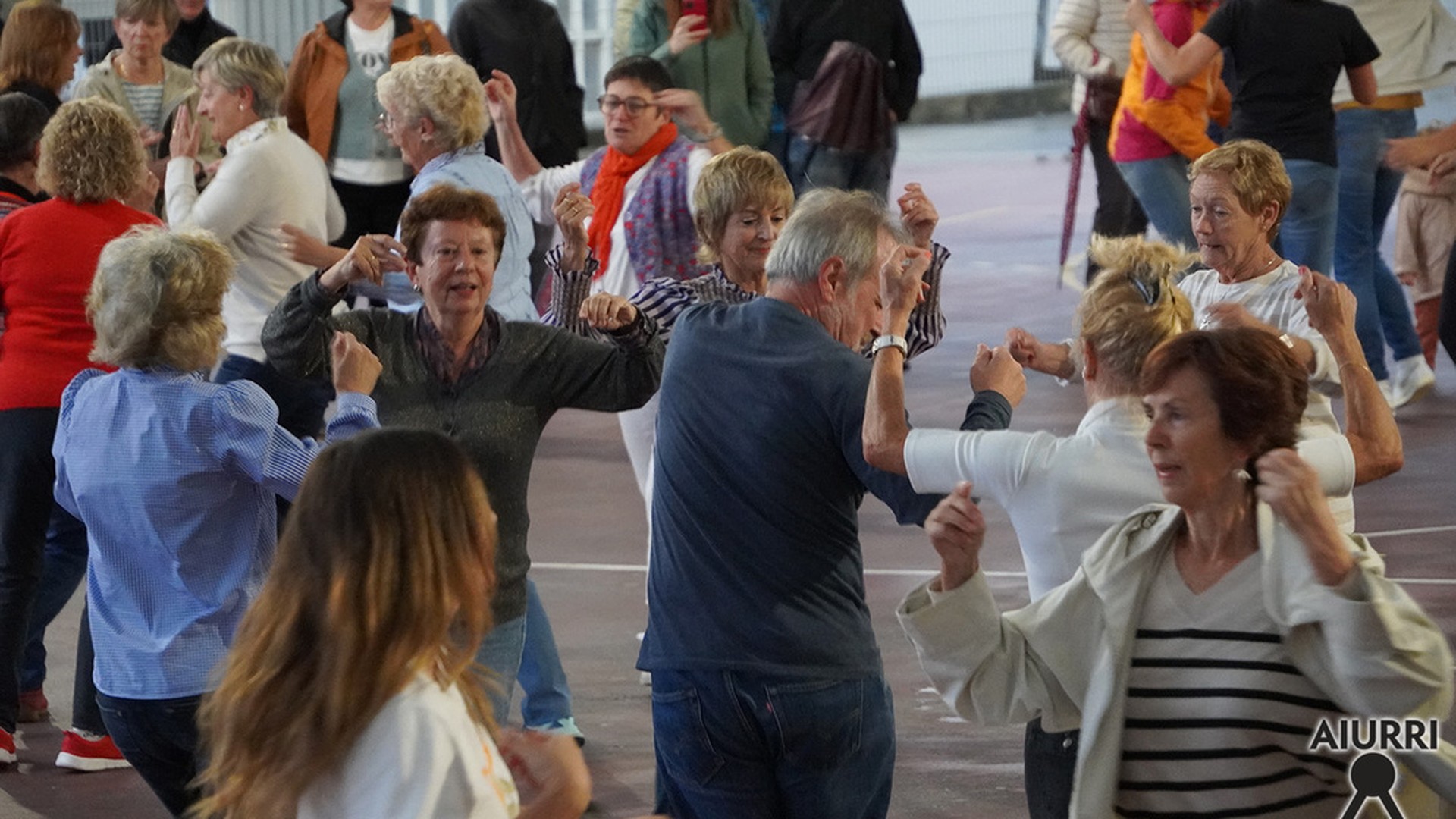Plaza dantzekin gozatu dute, eguraldi petralari muzin eginda