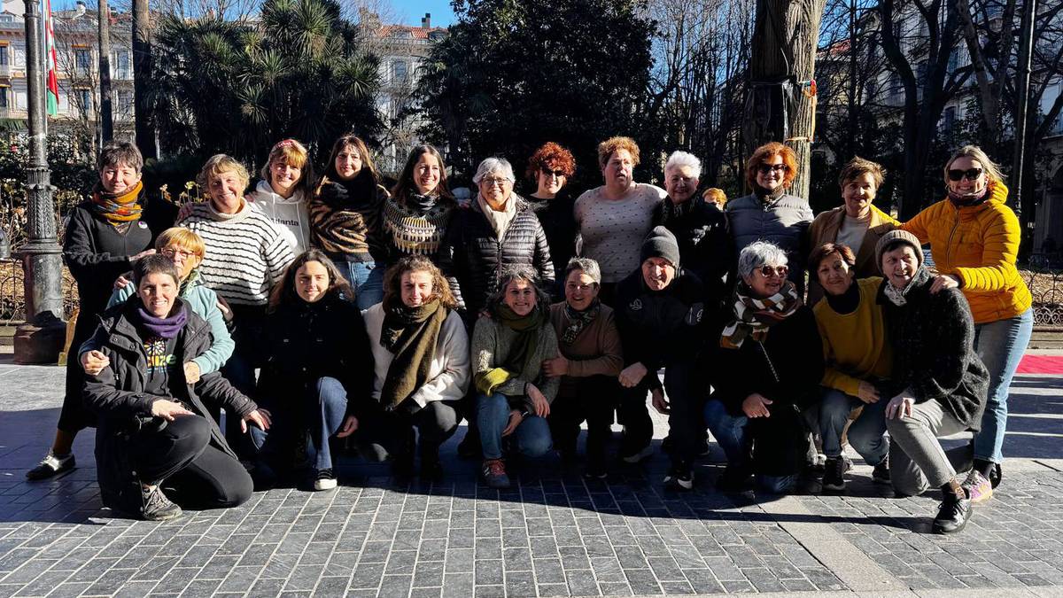 Hiriburuko plazan dantzan, ekimen solidarioarekin bat eginda