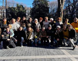 Hiriburuko plazan dantzan, ekimen solidarioarekin bat eginda