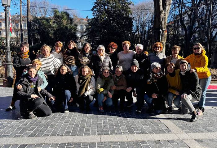 Hiriburuko plazan dantzan, ekimen solidarioarekin bat eginda