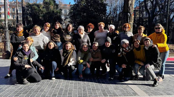Hiriburuko plazan dantzan, ekimen solidarioarekin bat eginda
