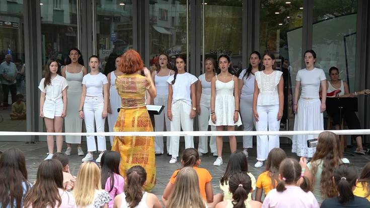 Andoaingo Udal Musika Eskolako gazteen abesbatza, Plaza Morean: "Ilargia" (Ken7) eta "Heldu da garaia" (ETS)