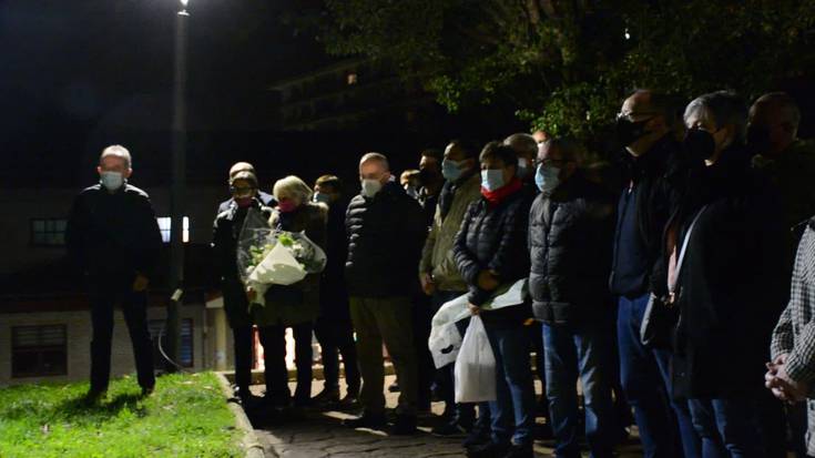 Adierazpena, minutuko isilunea eta lore-eskaintza Memoriaren Egunean