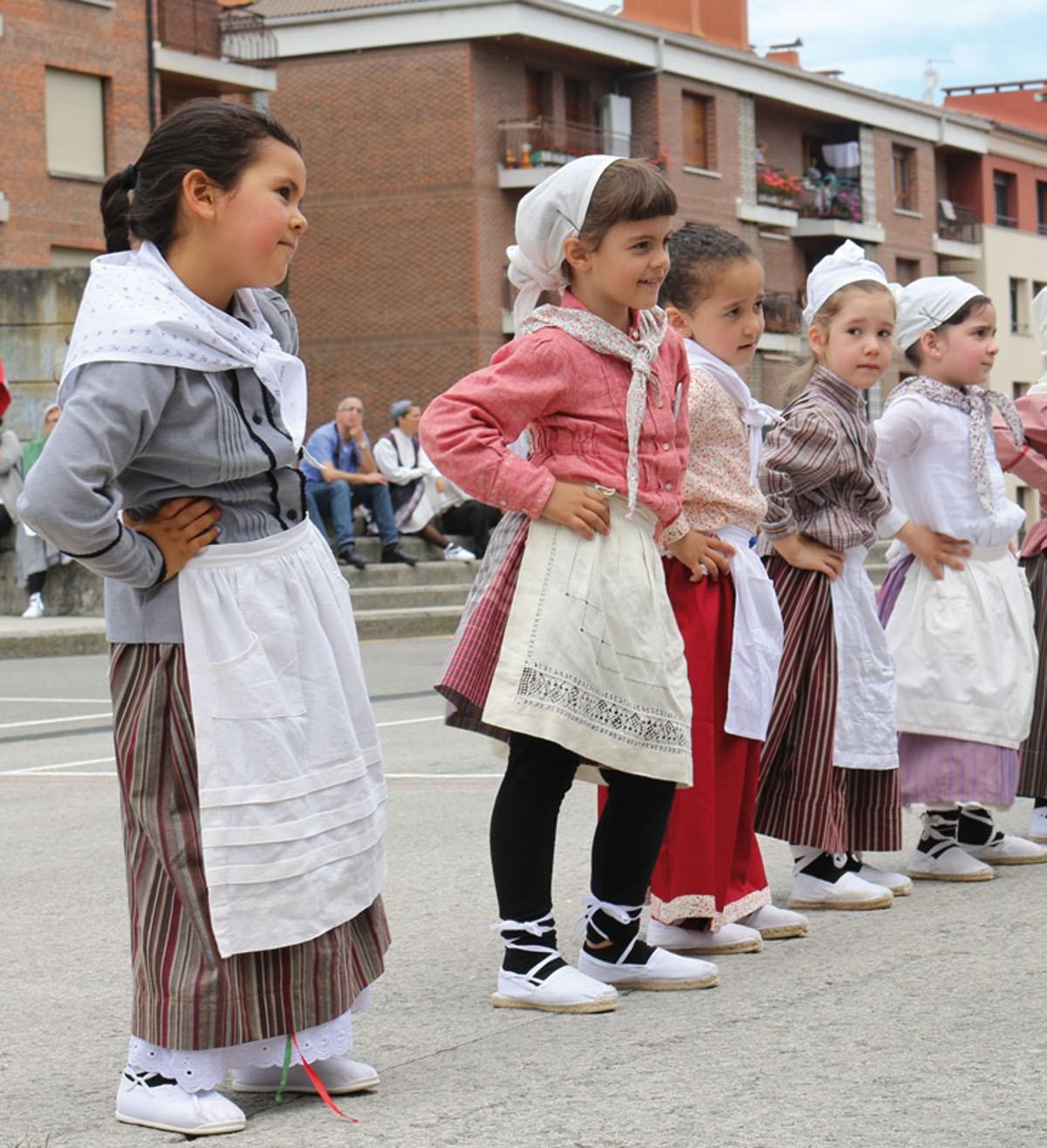 Adin guztietako berrehun dantzari ikusteko aukera