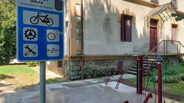 Bizikletaren mantenurako gunea erabilgarri dago Urigain eraikinaren ondoko bidegorrian