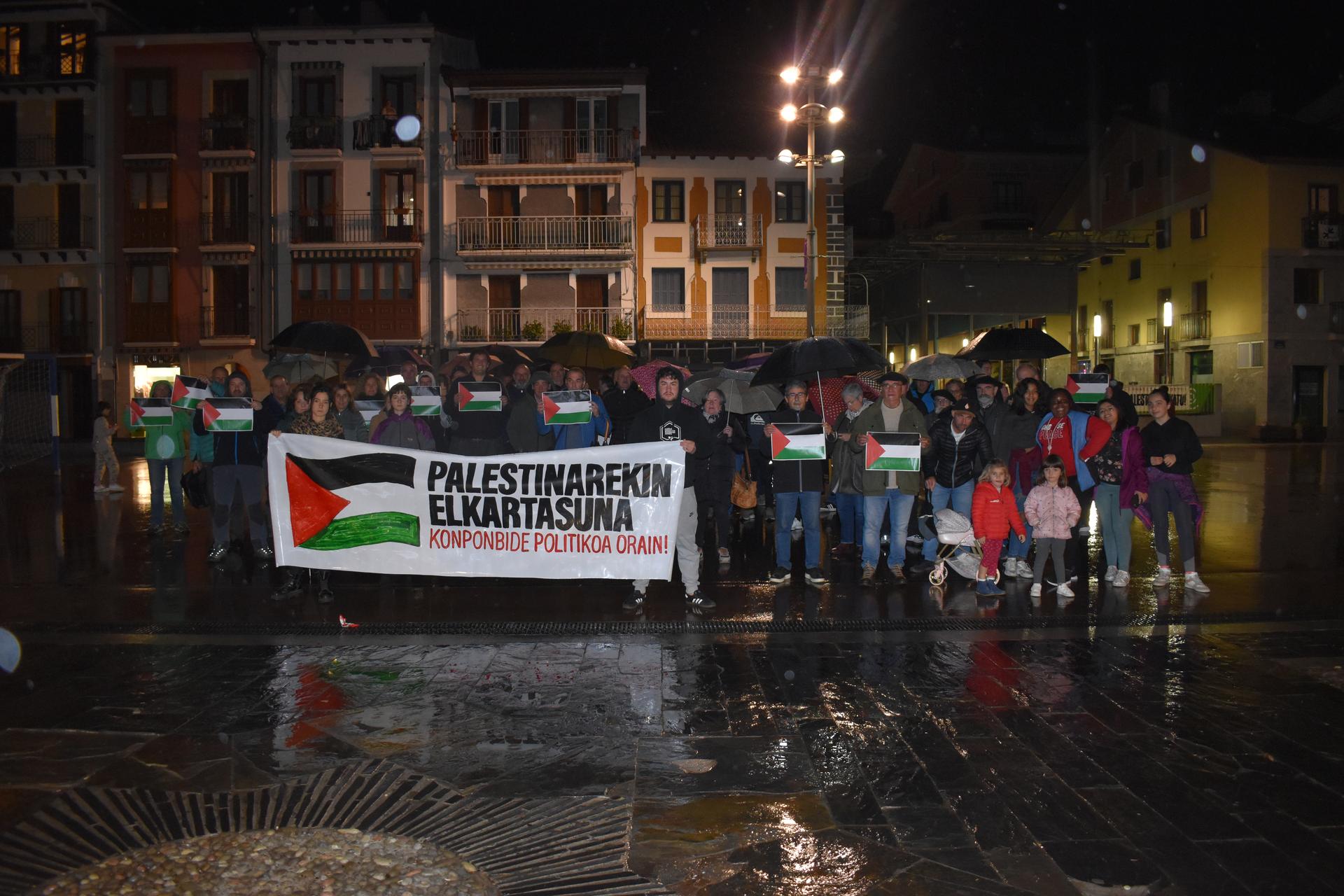 Palestinari elkartasuna adierazteko elkarteratzea egin dute Amasa-Villabonan eta Zizurkilen