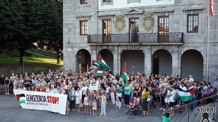Eltze-jotze burrunbatsua egin dute Goikoplazan, Palestinaren aurkako genozidioa salatzeko