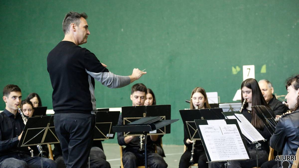 Andoaingo Udal Musika Eskolako Bandak kontzertua eskaini zuen Asteasun