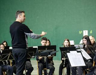 Andoaingo Udal Musika Eskolako Bandak kontzertua eskaini zuen Asteasun