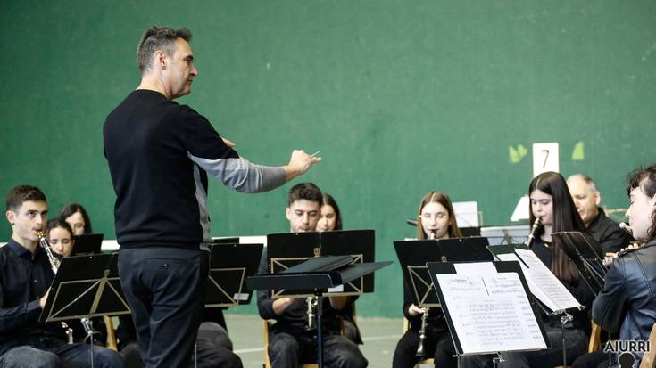 Andoaingo Udal Musika Eskolako Bandak kontzertua eskaini zuen Asteasun