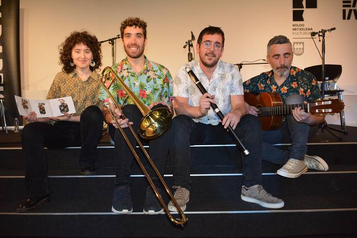 Euskal doinu tradizionalak, erritmo latinoak eta jazza bi disko dantzagarrietan bilduta