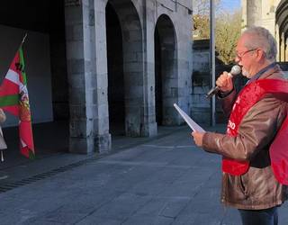 Pentsio duinen aldeko pentsiodunen elkarretaratzea Goikoplazan: genero-arrakala hizpide