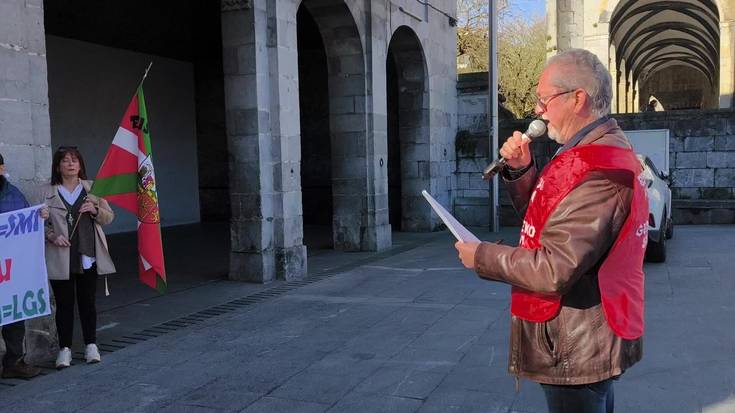Pentsio duinen aldeko pentsiodunen elkarretaratzea Goikoplazan: genero-arrakala hizpide