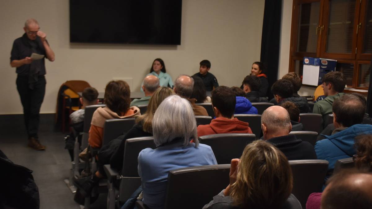 Kirolari gazteen solasaldia egin zuten Adunan