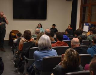 Kirolari gazteen solasaldia egin zuten Adunan