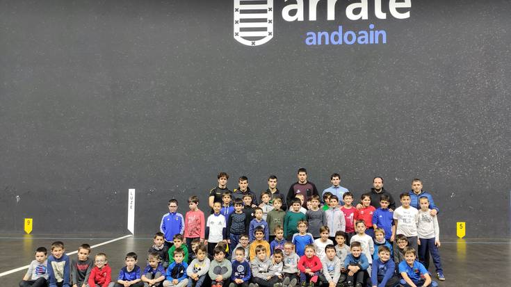 Gazteleku Pelota Elkarteko kideek entrenamendu berezia egin dute Arrate pilotalekuan