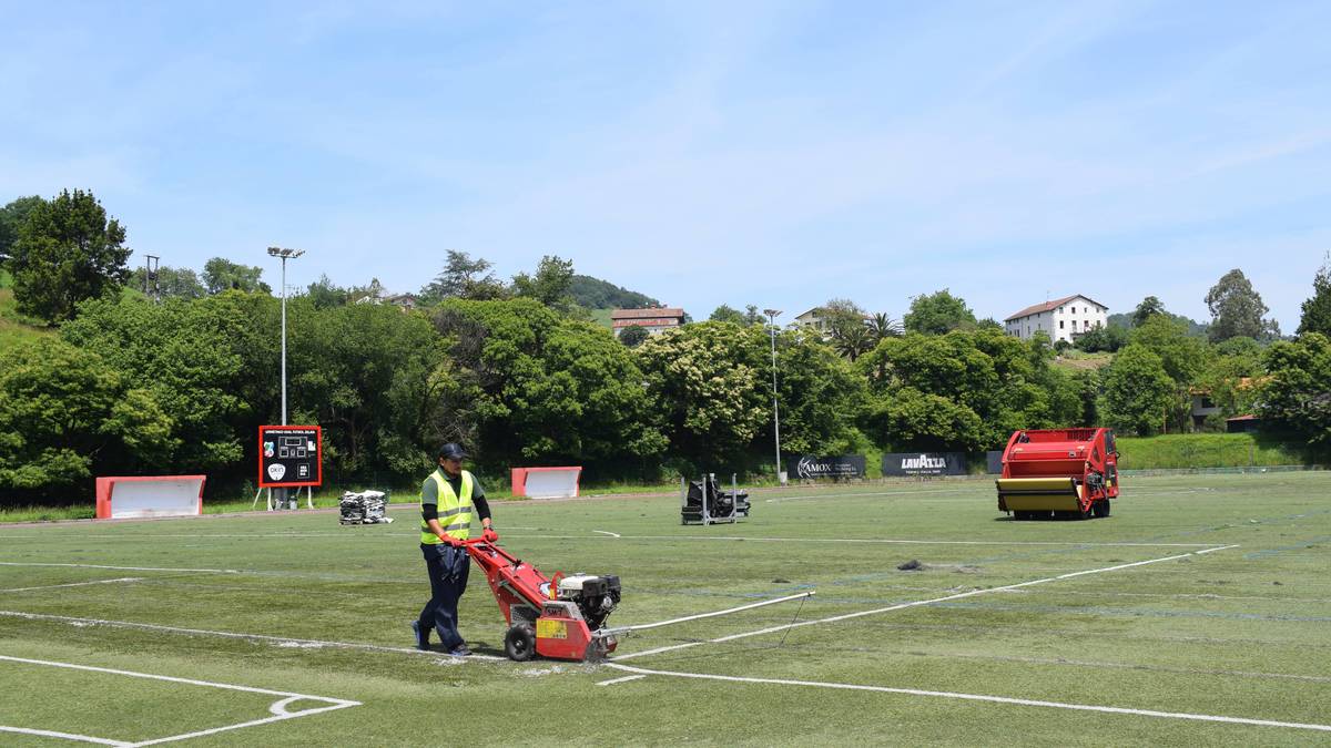 Martxan da Urnietako futbol zelaia berritzeko obra