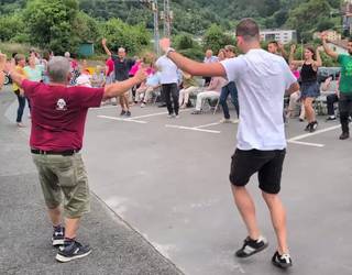 Erromeria Buruntza, Elustondo anai-arrebekin