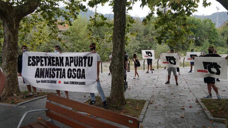 Euskal presoek bizi duten egoera salatu eta elkartasuna adierazi diete hainbat herritarrek