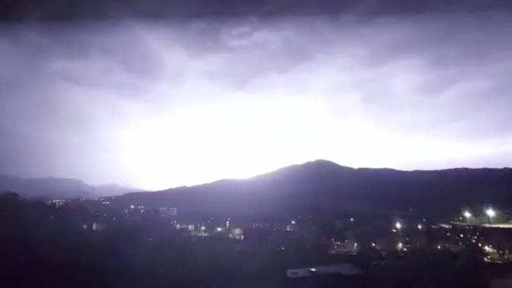 Ekaitz elektrikoa Andoaingo zeru gainean