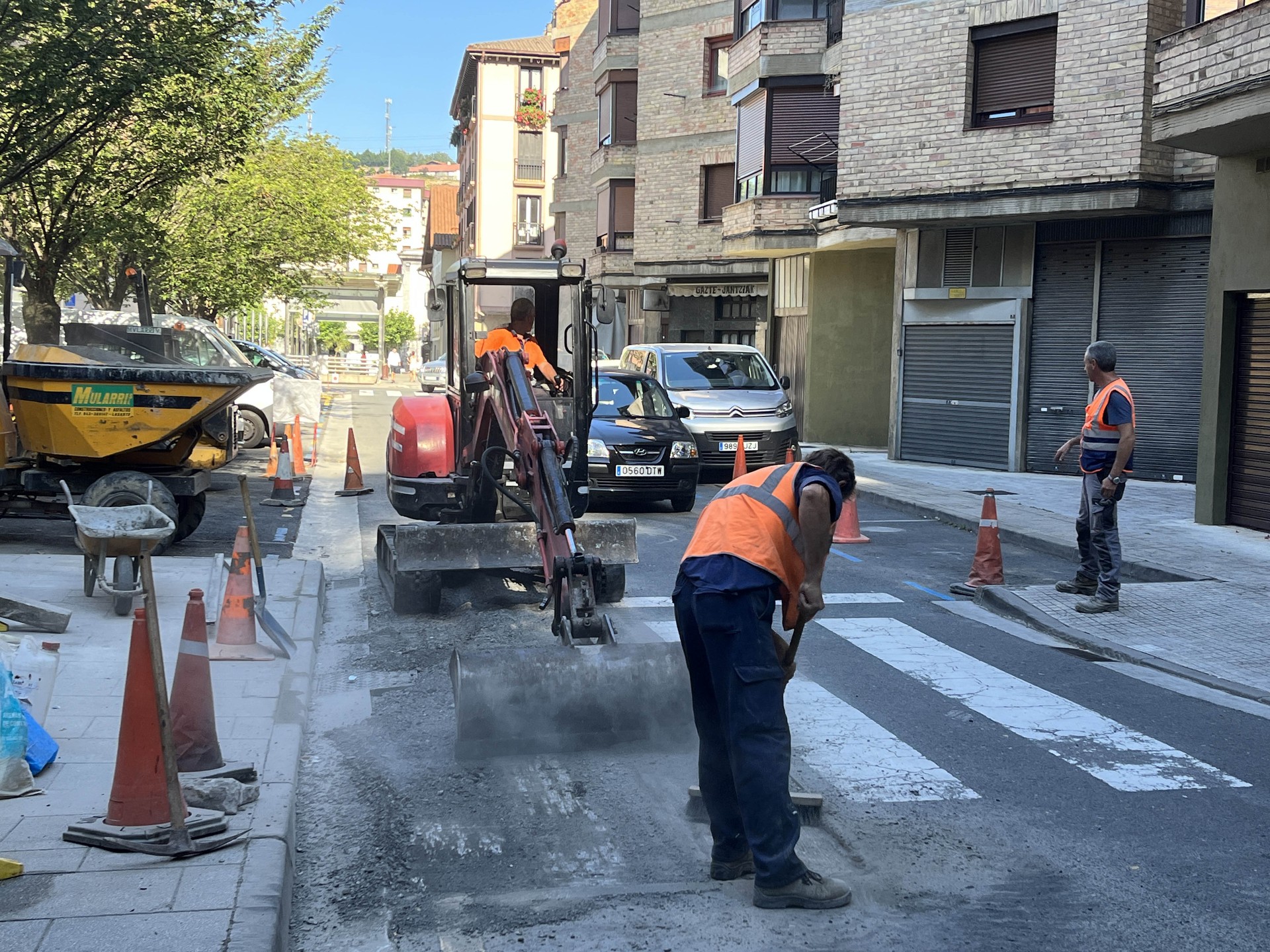 Udala asfaltatze lanak egiten ari da kaltetutako hainbat errepide zatitan