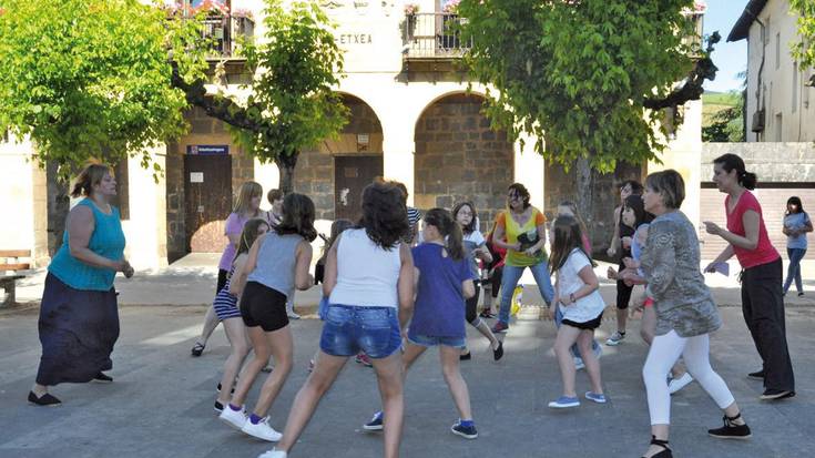 Akelarreak tradizioa eta festa parte hartzaileak uztartu ditu